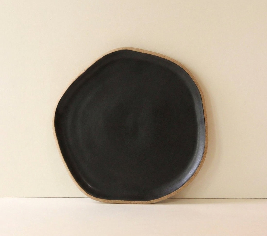 Travessa Rasa Orgânica em cerâmica artesanal — tamanho 25CM, argila Cappuccino, esmalte Preto Acetinado