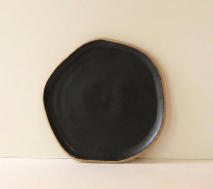 Travessa Rasa Orgânica em cerâmica artesanal — tamanho 25CM, argila Cappuccino, esmalte Preto Acetinado