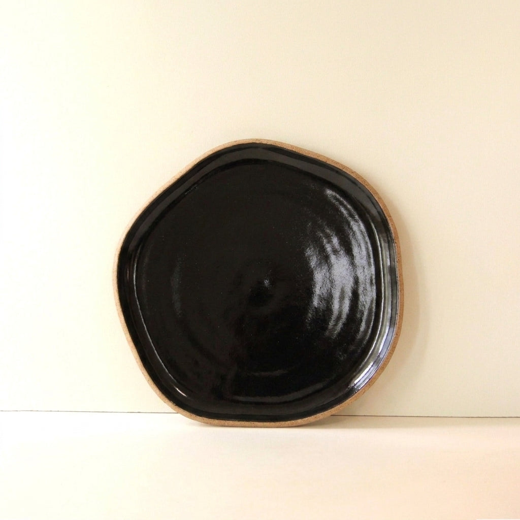Travessa Rasa Orgânica em cerâmica artesanal — tamanho 25CM, argila Cappuccino, esmalte Preto Ébano
