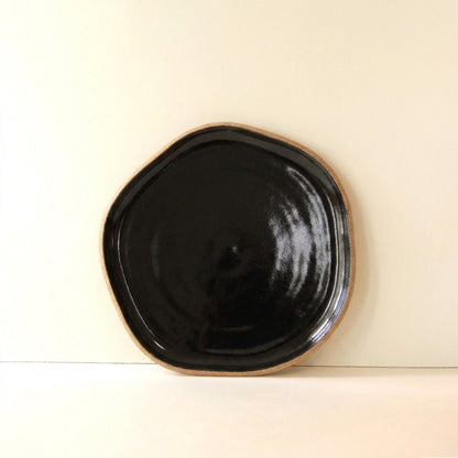 Travessa Rasa Orgânica em cerâmica artesanal — tamanho 25CM, argila Cappuccino, esmalte Preto Ébano