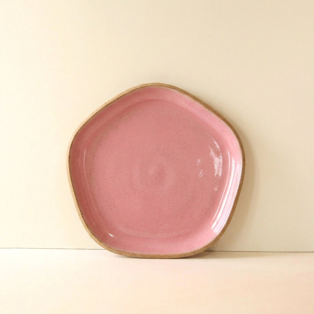 Travessa Rasa Orgânica em cerâmica artesanal — tamanho 25CM, argila Cappuccino, esmalte Rosa Barbie