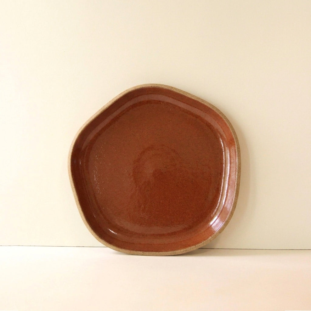 Travessa Rasa Orgânica em cerâmica artesanal — tamanho 25CM, argila Cappuccino, esmalte Sol de Terracota