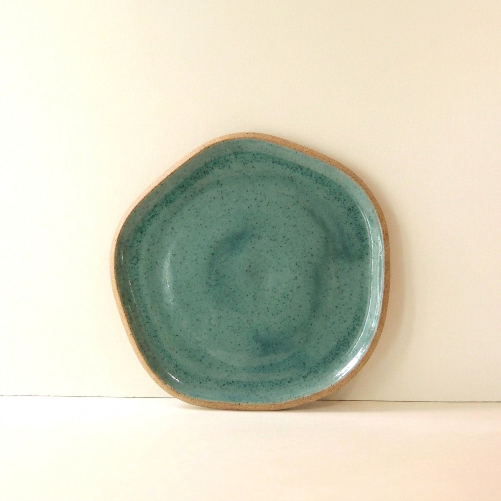 Travessa Rasa Orgânica em cerâmica artesanal — tamanho 25CM, argila Cappuccino, esmalte Verde Exército