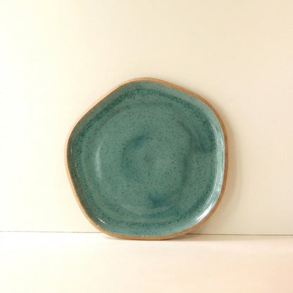 Travessa Rasa Orgânica em cerâmica artesanal — tamanho 25CM, argila Cappuccino, esmalte Verde Exército