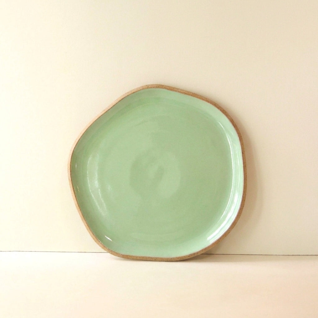 Travessa Rasa Orgânica em cerâmica artesanal — tamanho 25CM, argila Cappuccino, esmalte Verde Menta