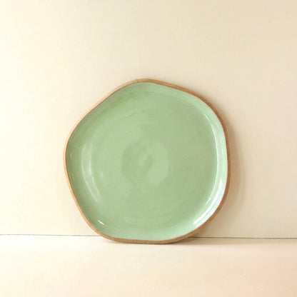 Travessa Rasa Orgânica em cerâmica artesanal — tamanho 25CM, argila Cappuccino, esmalte Verde Menta