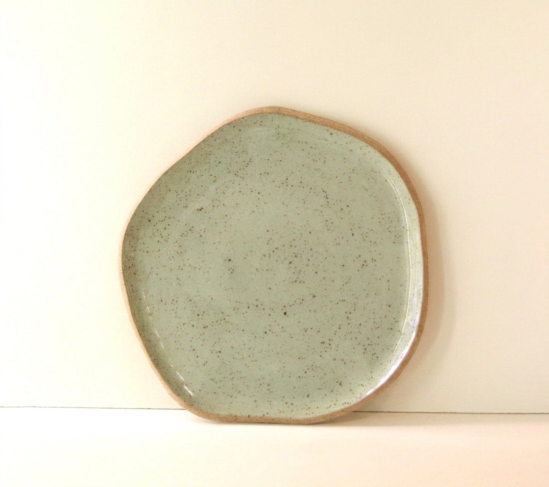 Travessa Rasa Orgânica em cerâmica artesanal — tamanho 25CM, argila Cappuccino, esmalte Verde Pompeia