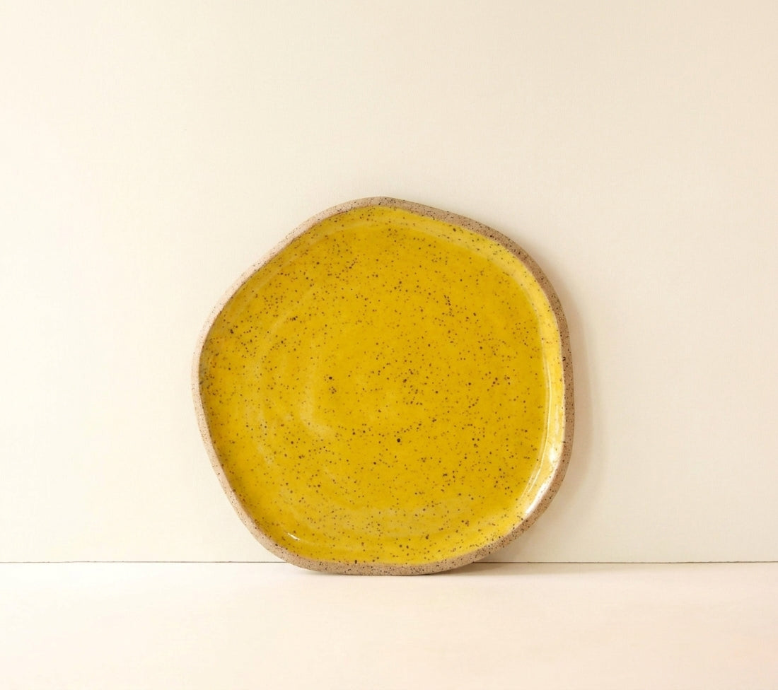 Travessa Rasa Orgânica em cerâmica artesanal — tamanho 25CM, argila Flocos, esmalte Amarelo Intenso