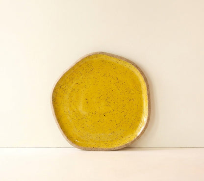 Travessa Rasa Orgânica em cerâmica artesanal — tamanho 25CM, argila Flocos, esmalte Amarelo Intenso