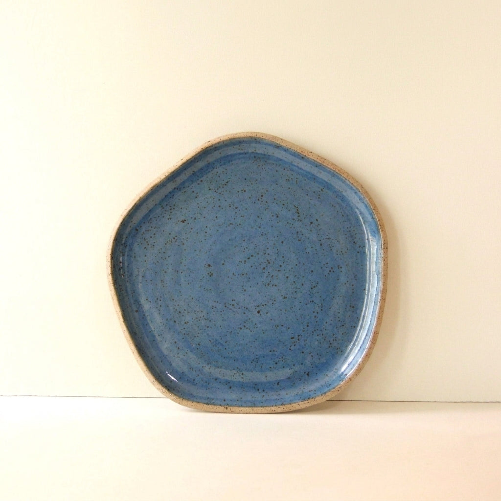 Travessa Rasa Orgânica em cerâmica artesanal — tamanho 25CM, argila Flocos, esmalte Azul Safira