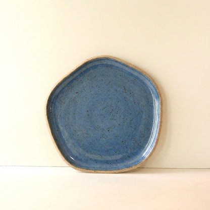 Travessa Rasa Orgânica em cerâmica artesanal — tamanho 25CM, argila Flocos, esmalte Azul Safira