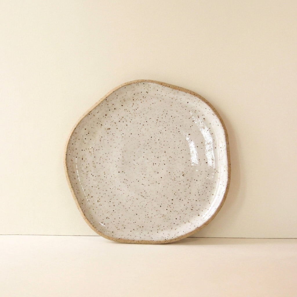 Travessa Rasa Orgânica em cerâmica artesanal — tamanho 25CM, argila Flocos, esmalte Branco AMME