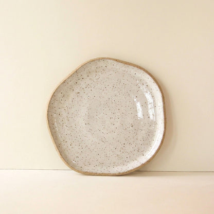 Travessa Rasa Orgânica em cerâmica artesanal — tamanho 25CM, argila Flocos, esmalte Branco AMME