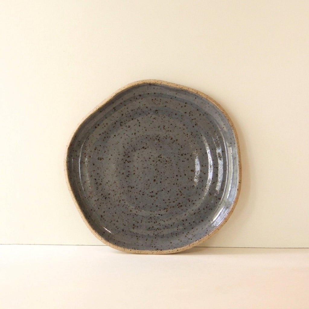 Travessa Rasa Orgânica em cerâmica artesanal — tamanho 25CM, argila Flocos, esmalte Grafite