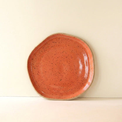 Travessa Rasa Orgânica em cerâmica artesanal — tamanho 25CM, argila Flocos, esmalte Laranja Intenso
