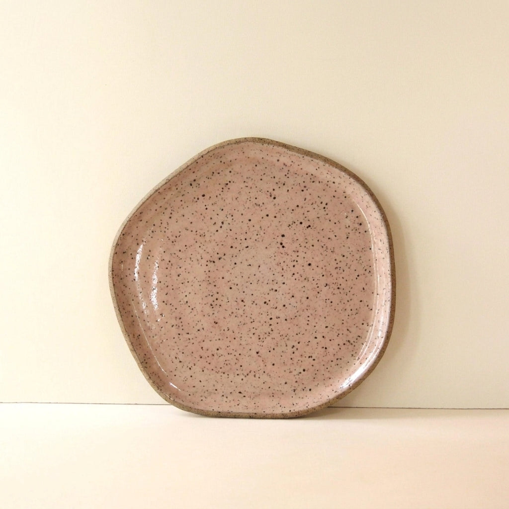 Travessa Rasa Orgânica em cerâmica artesanal — tamanho 25CM, argila Flocos, esmalte Nude