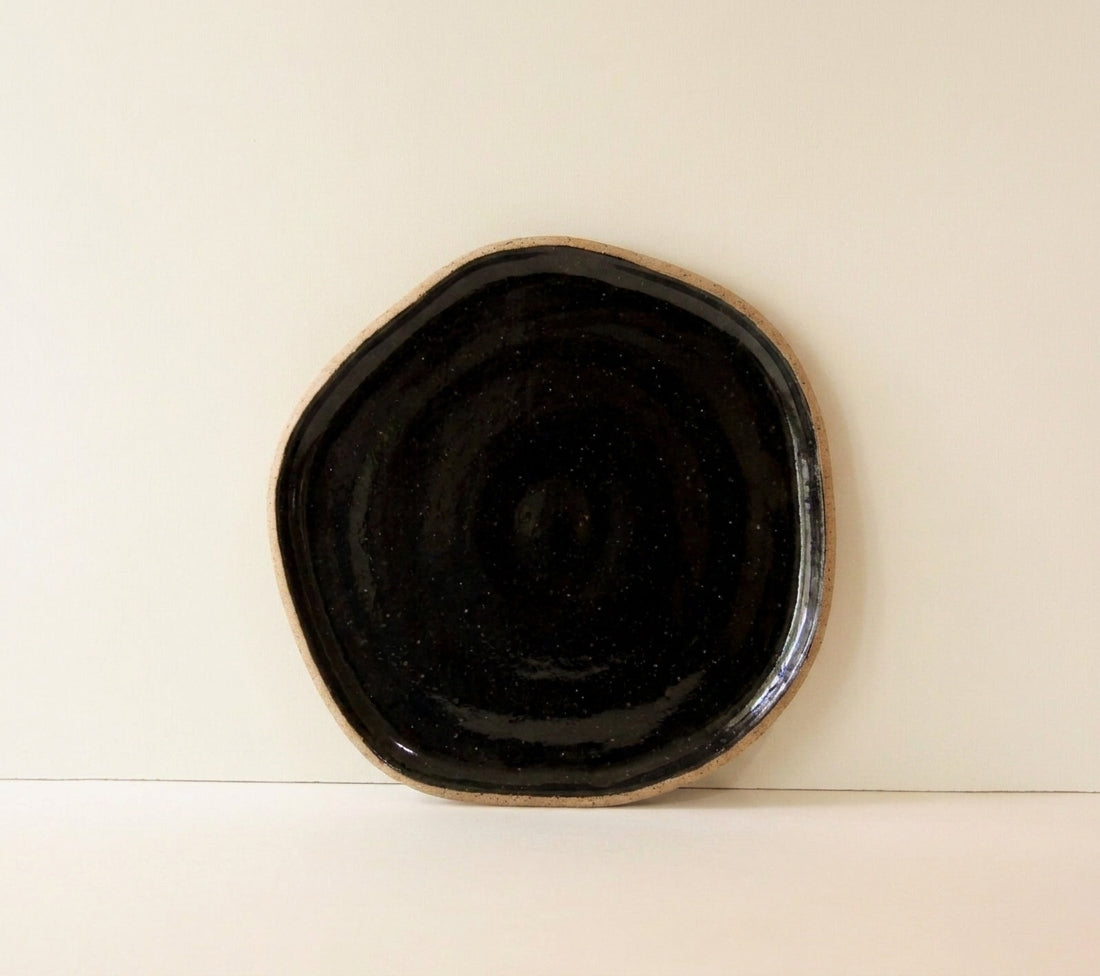 Travessa Rasa Orgânica em cerâmica artesanal — tamanho 25CM, argila Flocos, esmalte Preto Ébano