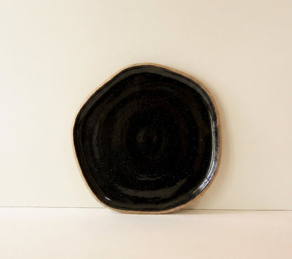 Travessa Rasa Orgânica em cerâmica artesanal — tamanho 25CM, argila Flocos, esmalte Preto Ébano