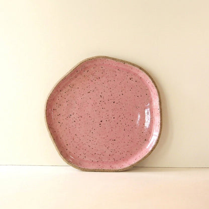 Travessa Rasa Orgânica em cerâmica artesanal — tamanho 25CM, argila Flocos, esmalte Rosa Barbie