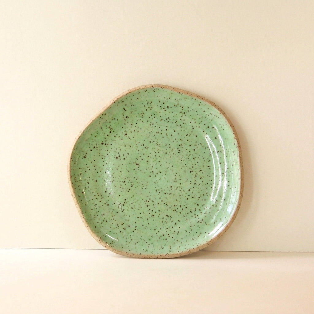 Travessa Rasa Orgânica em cerâmica artesanal — tamanho 25CM, argila Flocos, esmalte Verde Menta