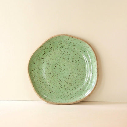 Travessa Rasa Orgânica em cerâmica artesanal — tamanho 25CM, argila Flocos, esmalte Verde Menta