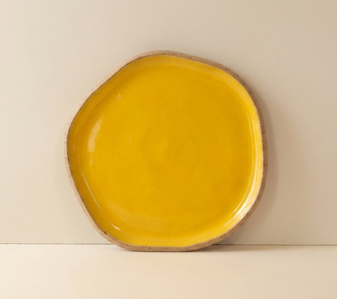 Travessa Rasa Orgânica em cerâmica artesanal — tamanho 28CM, argila Cappuccino, esmalte Amarelo Intenso