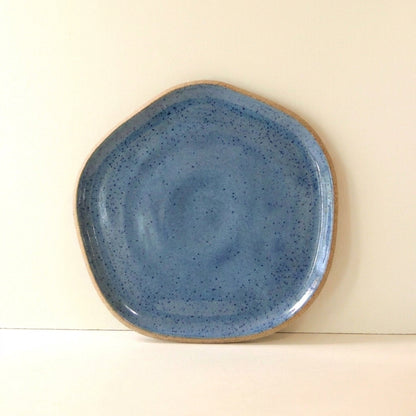 Travessa Rasa Orgânica em cerâmica artesanal — tamanho 28CM, argila Cappuccino, esmalte Azul Safira