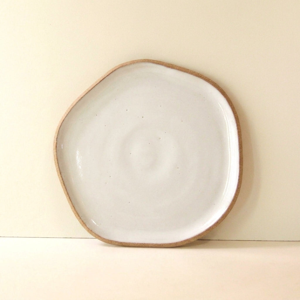 Travessa Rasa Orgânica em cerâmica artesanal — tamanho 28CM, argila Cappuccino, esmalte Branco AMME