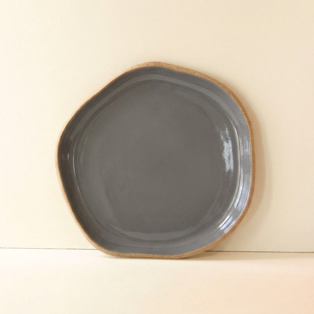 Travessa Rasa Orgânica em cerâmica artesanal — tamanho 28CM, argila Cappuccino, esmalte Grafite