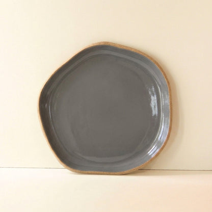 Travessa Rasa Orgânica em cerâmica artesanal — tamanho 28CM, argila Cappuccino, esmalte Grafite