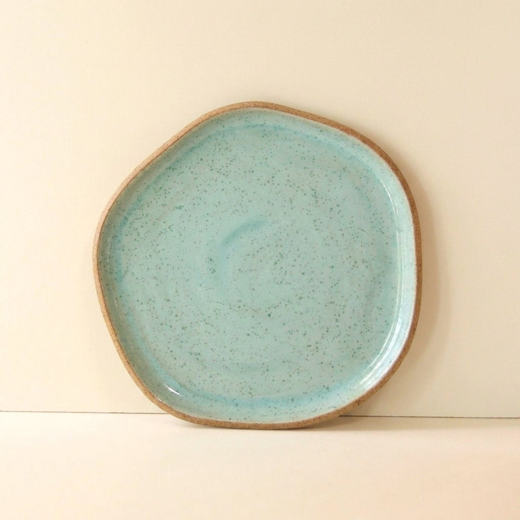 Travessa Rasa Orgânica em cerâmica artesanal — tamanho 28CM, argila Cappuccino, esmalte Jujuba