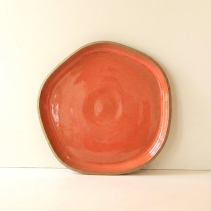 Travessa Rasa Orgânica em cerâmica artesanal — tamanho 28CM, argila Cappuccino, esmalte Laranja Intenso