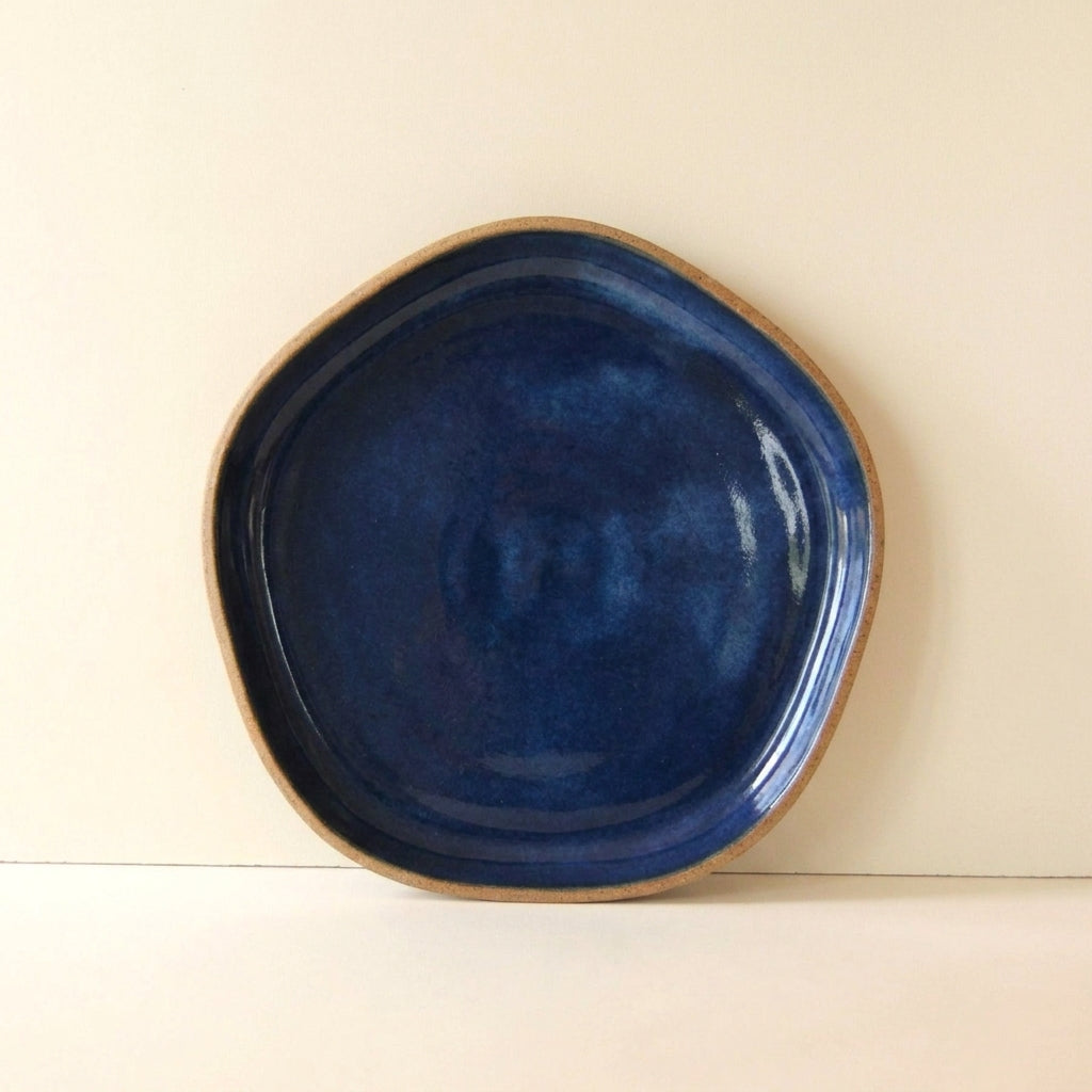 Travessa Rasa Orgânica em cerâmica artesanal — tamanho 28CM, argila Cappuccino, esmalte Lazuli