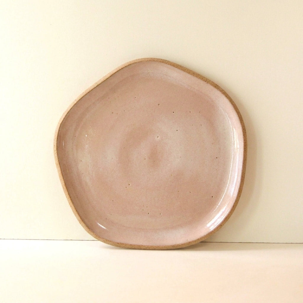 Travessa Rasa Orgânica em cerâmica artesanal — tamanho 28CM, argila Cappuccino, esmalte Nude