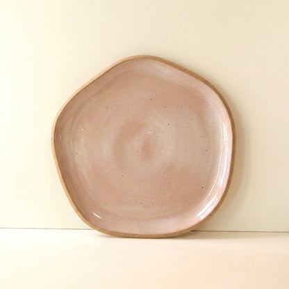 Travessa Rasa Orgânica em cerâmica artesanal — tamanho 28CM, argila Cappuccino, esmalte Nude