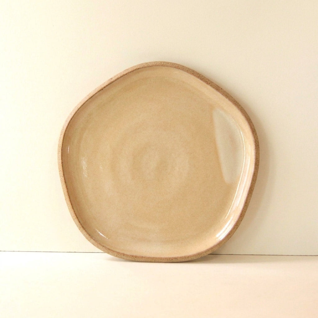 Travessa Rasa Orgânica em cerâmica artesanal — tamanho 28CM, argila Cappuccino, esmalte Pedra Sabão