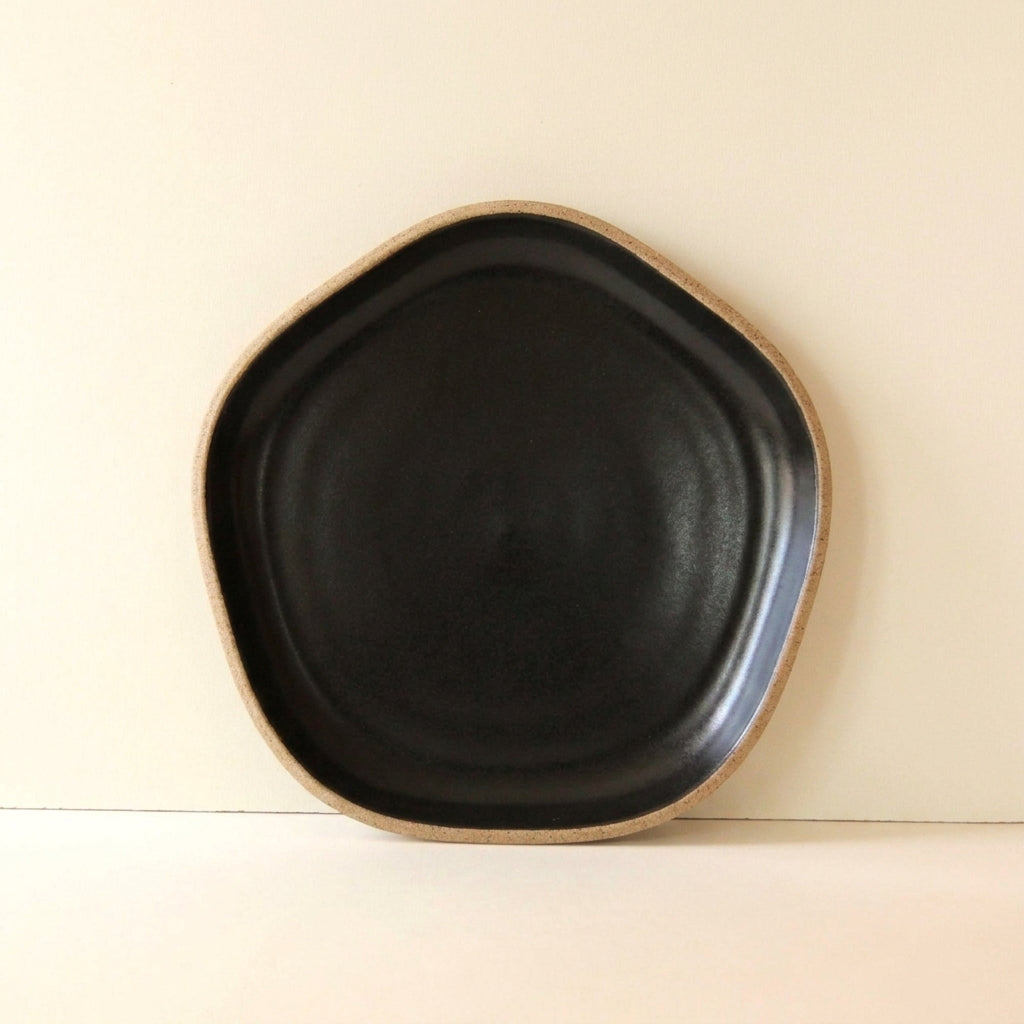 Travessa Rasa Orgânica em cerâmica artesanal — tamanho 28CM, argila Cappuccino, esmalte Preto Acetinado