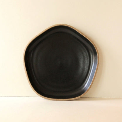 Travessa Rasa Orgânica em cerâmica artesanal — tamanho 28CM, argila Cappuccino, esmalte Preto Acetinado
