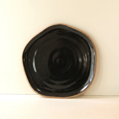 Travessa Rasa Orgânica em cerâmica artesanal — tamanho 28CM, argila Cappuccino, esmalte Preto Ébano