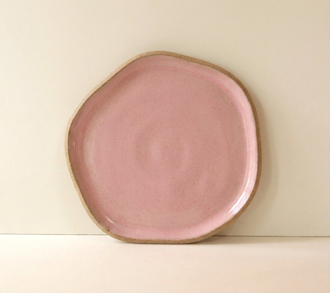 Travessa Rasa Orgânica em cerâmica artesanal — tamanho 28CM, argila Cappuccino, esmalte Rosa Barbie