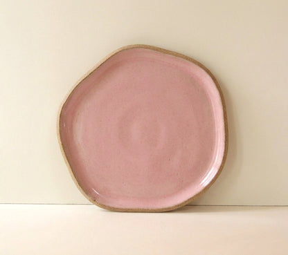 Travessa Rasa Orgânica em cerâmica artesanal — tamanho 28CM, argila Cappuccino, esmalte Rosa Barbie