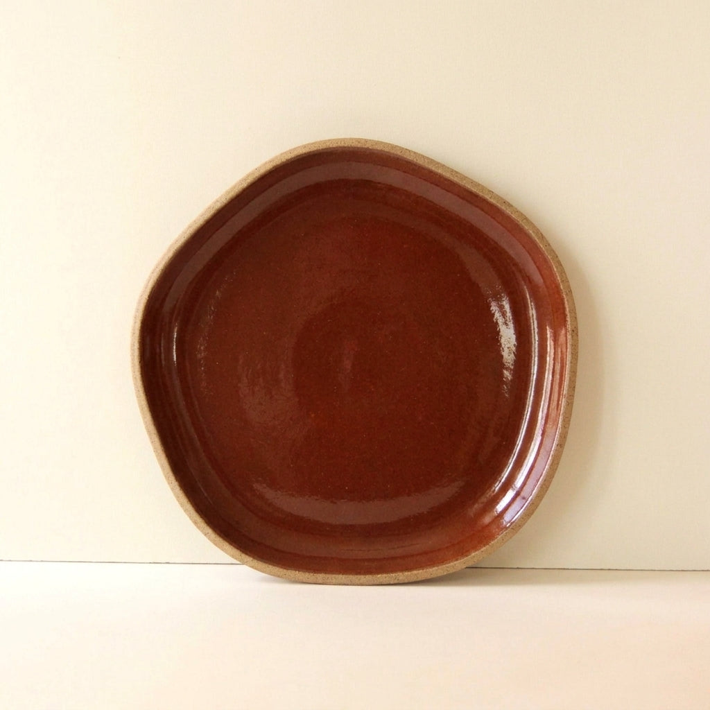 Travessa Rasa Orgânica em cerâmica artesanal — tamanho 28CM, argila Cappuccino, esmalte Sol de Terracota