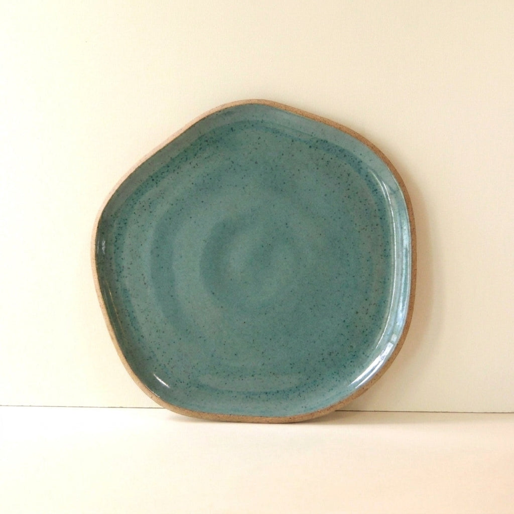 Travessa Rasa Orgânica em cerâmica artesanal — tamanho 28CM, argila Cappuccino, esmalte Verde Exército