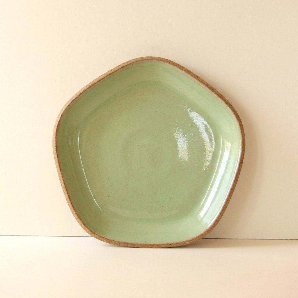 Travessa Rasa Orgânica em cerâmica artesanal — tamanho 28CM, argila Cappuccino, esmalte Verde Menta