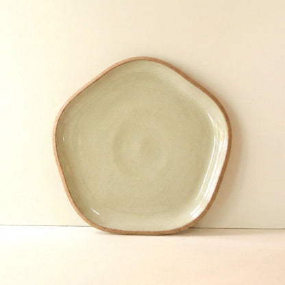Travessa Rasa Orgânica em cerâmica artesanal — tamanho 28CM, argila Cappuccino, esmalte Verde Pompeia