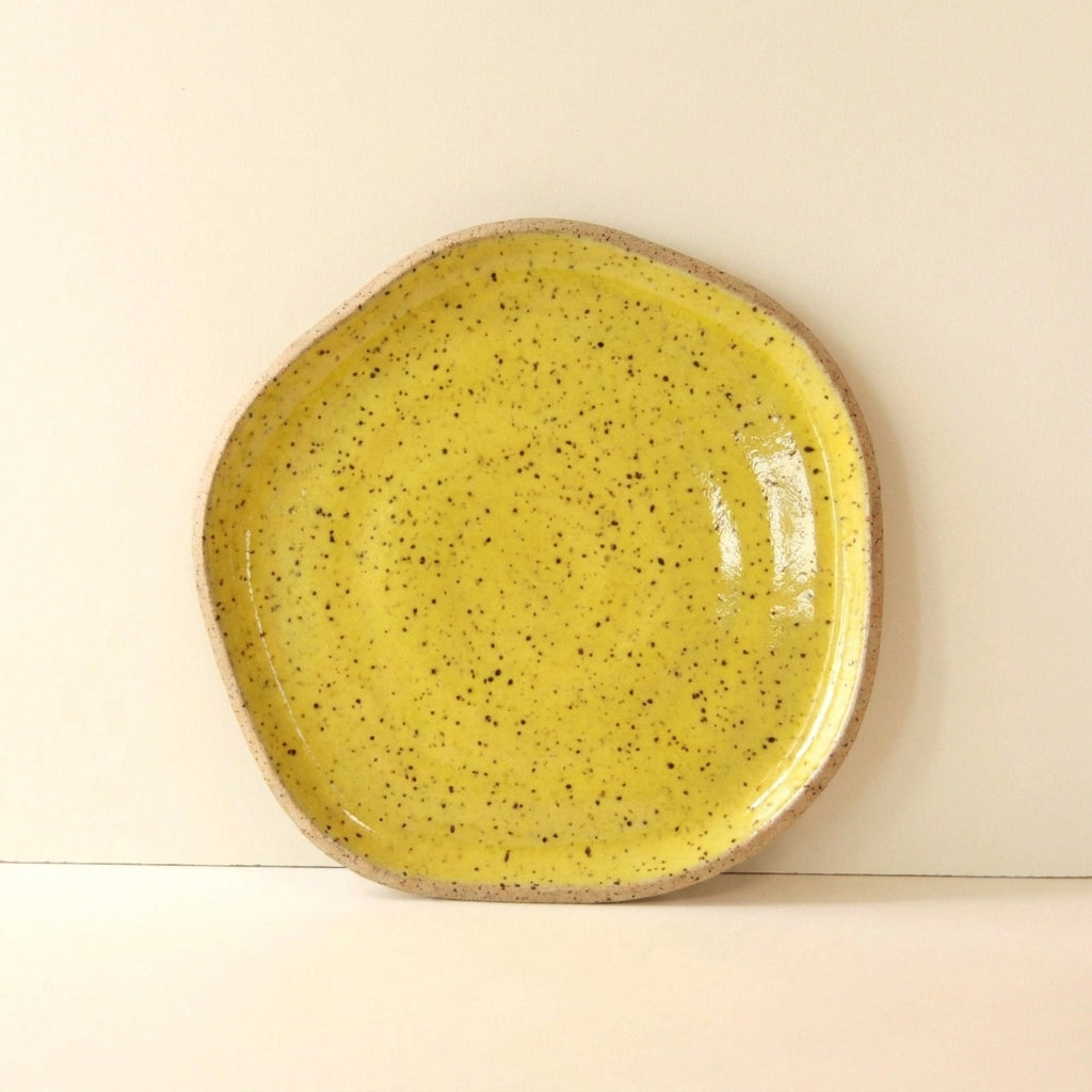 Travessa Rasa Orgânica em cerâmica artesanal — tamanho 28CM, argila Flocos, esmalte Amarelo Intenso