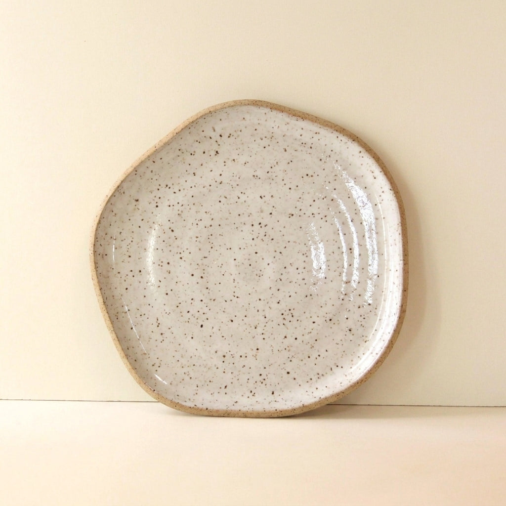 Travessa Rasa Orgânica em cerâmica artesanal — tamanho 28CM, argila Flocos, esmalte Branco AMME