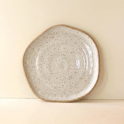 Travessa Rasa Orgânica em cerâmica artesanal — tamanho 28CM, argila Flocos, esmalte Branco AMME