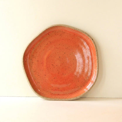 Travessa Rasa Orgânica em cerâmica artesanal — tamanho 28CM, argila Flocos, esmalte Laranja Intenso