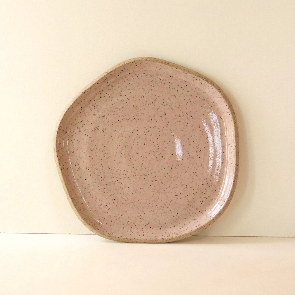 Travessa Rasa Orgânica em cerâmica artesanal — tamanho 28CM, argila Flocos, esmalte Nude